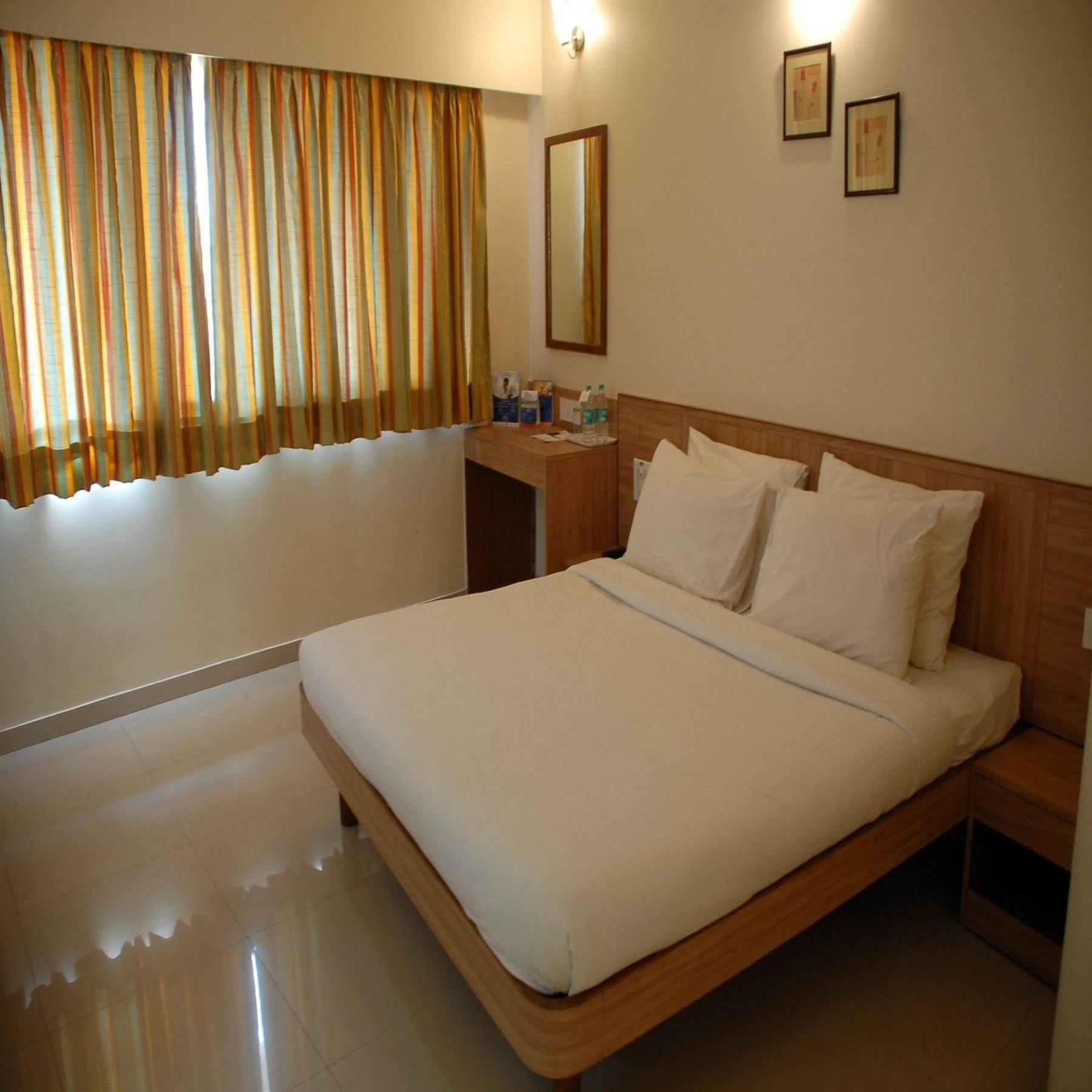 Sahil Sarovar Portico โลนาวาลา ภายนอก รูปภาพ