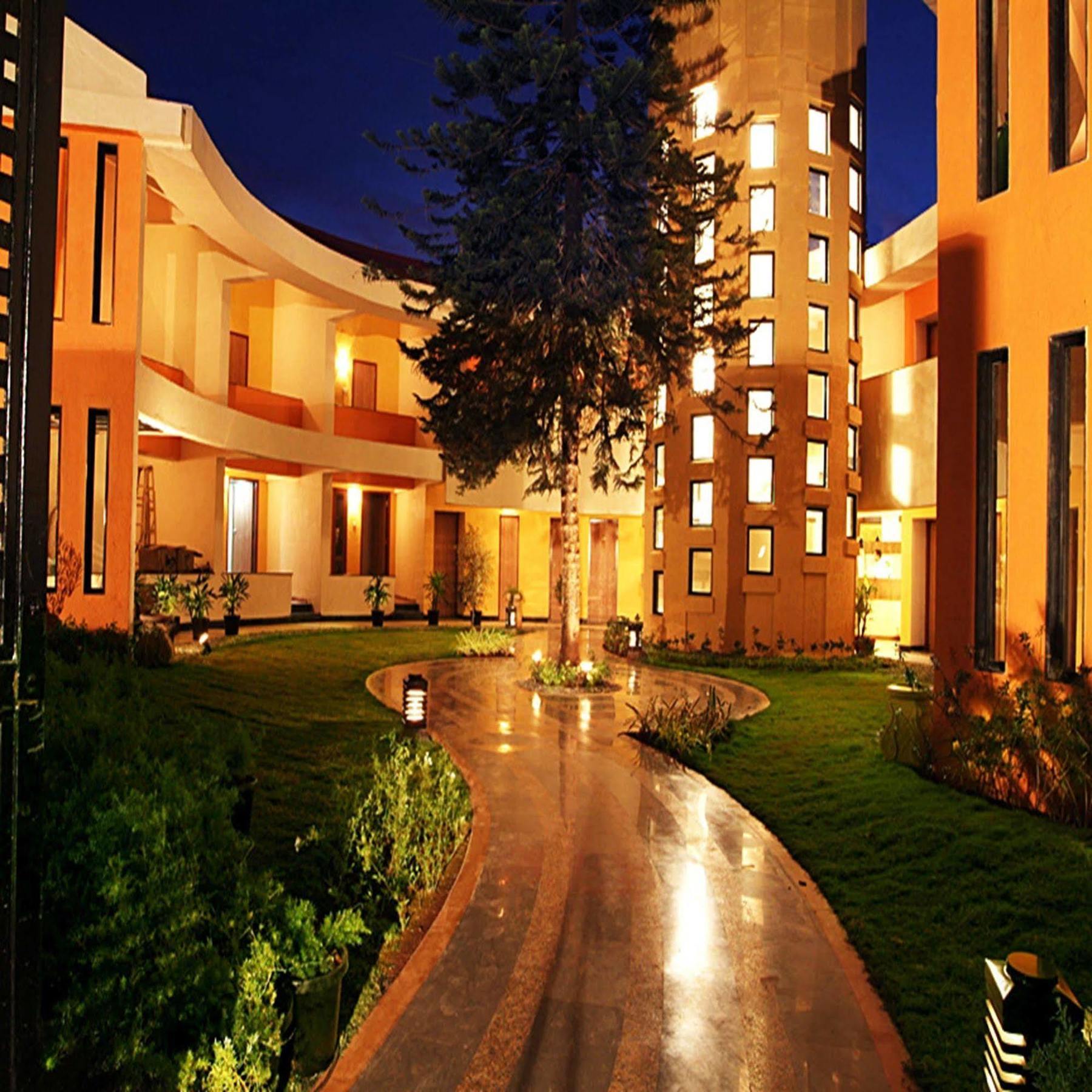 Sahil Sarovar Portico โลนาวาลา ภายนอก รูปภาพ